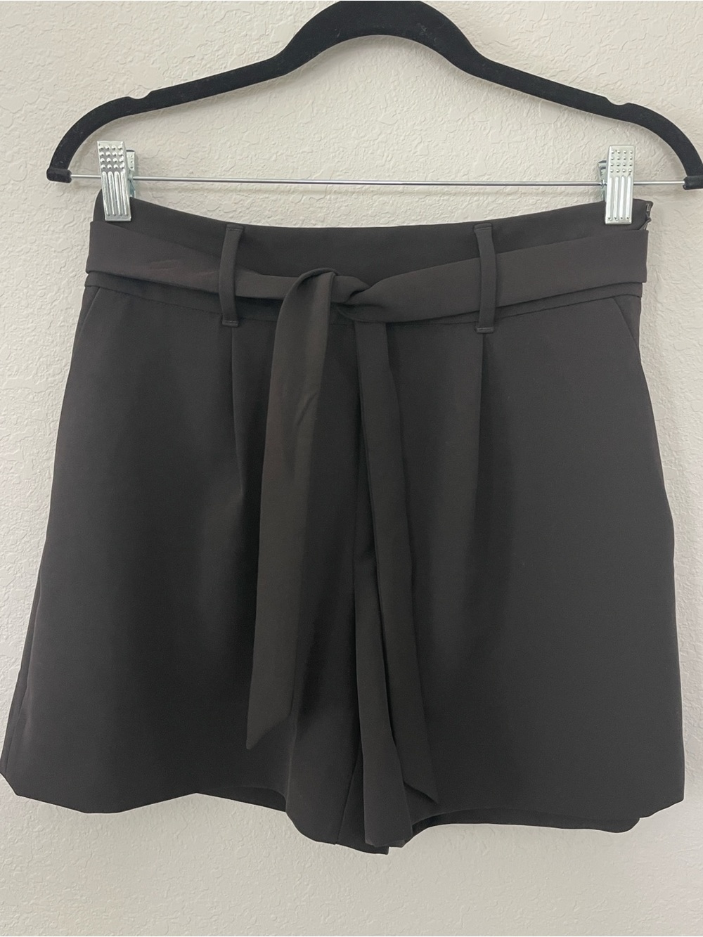 White House Black Market The 5”’Black Belted High Rise Shorts Size 4‎